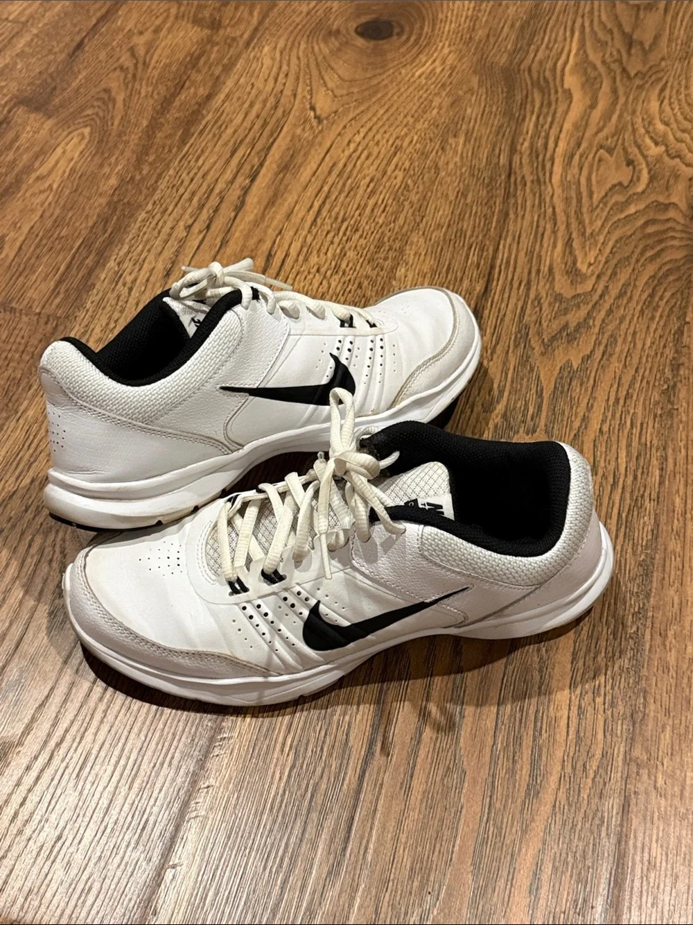 Nike women’s White and Black Athletic Training Sneakers